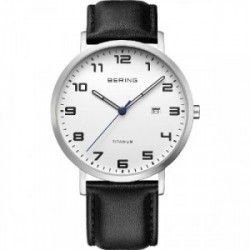 Este reloj marca Bering tiene una caja de Titanio con un diámetro de 40 mm y cuenta con una correa de piel. Dentro de la caja se