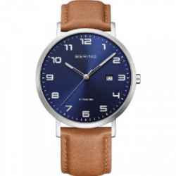 Este reloj marca Bering tiene una caja de Titanio con un diámetro de 40 mm y cuenta con una correa de piel. Dentro de la caja se